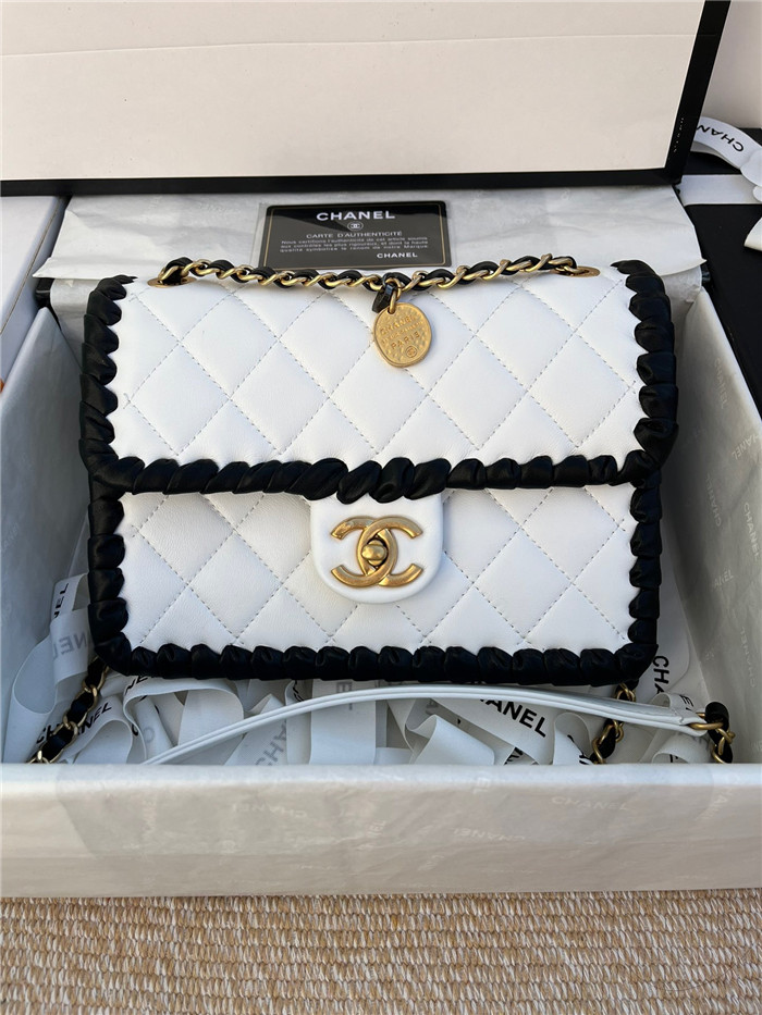 CHANEL 샤넬 플랩백 22CM AS6705