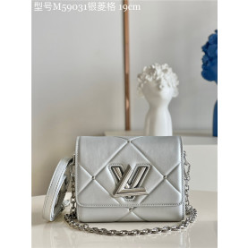 LOUIS VUITTON 루이비통 퀼팅 스터드 트위스트 PM M59029