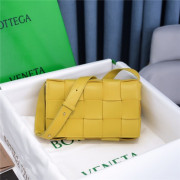 ★(해외제작상품특가)★ Bottega Veneta 보테가 베네타 카세트백 미듐 B8199 국내배송건