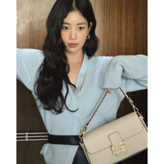 [배우 기은세] FENDI 펜디 바게트 오버사이즈 탑스티치 카멜리아 셀러리아 백