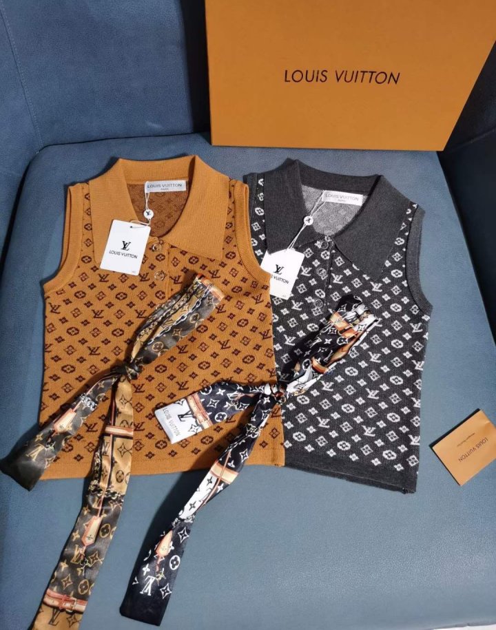 LOUIS VUITTON  루이비통 풀로고 카라 민소매