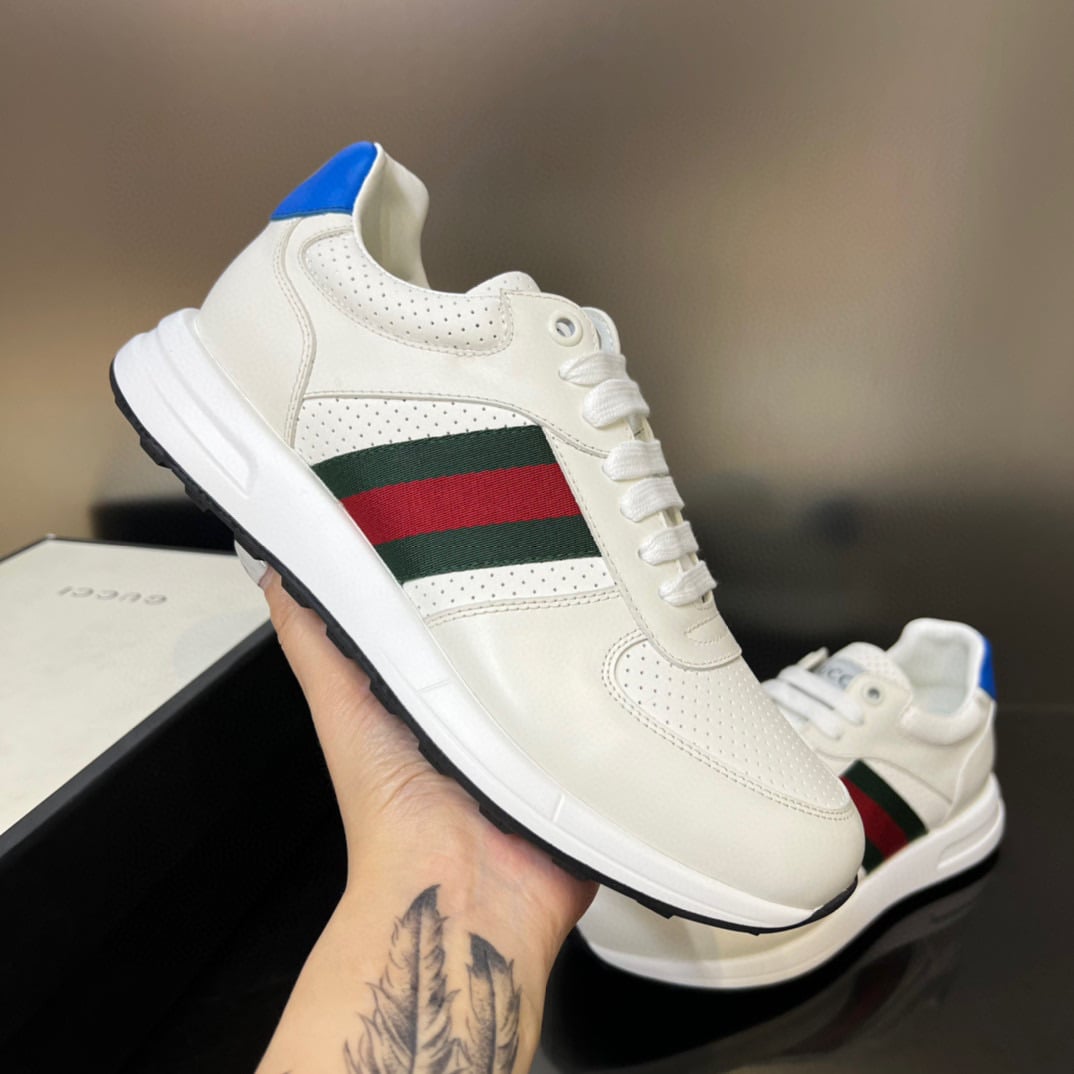 ●구찌 GG 아웃라인 페블레더 리웹 스니커즈●