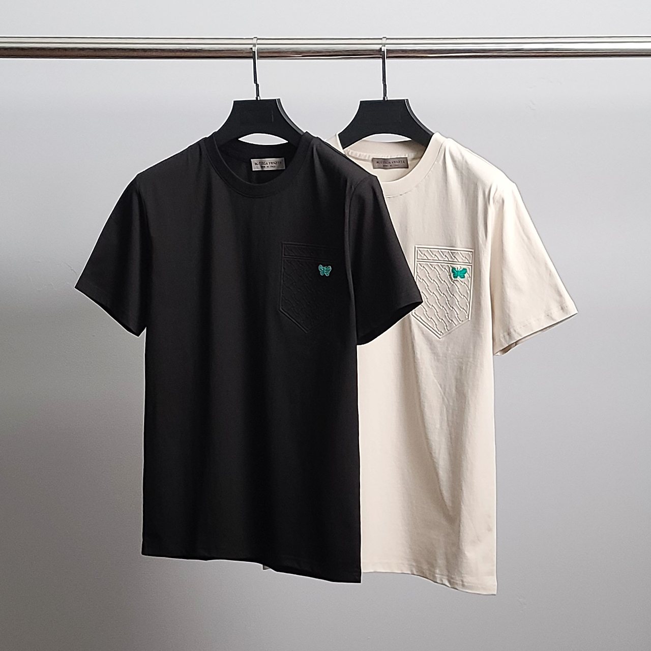 BOTTEGA VENETA 보테가베네타 포켓나비 라운드 반팔티